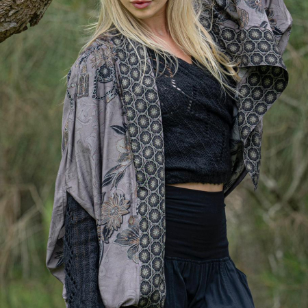 A stylish bohemian collar cape made from luxurious viscose fabric. Perfect for layering and adding a touch of elegance to any outfit.