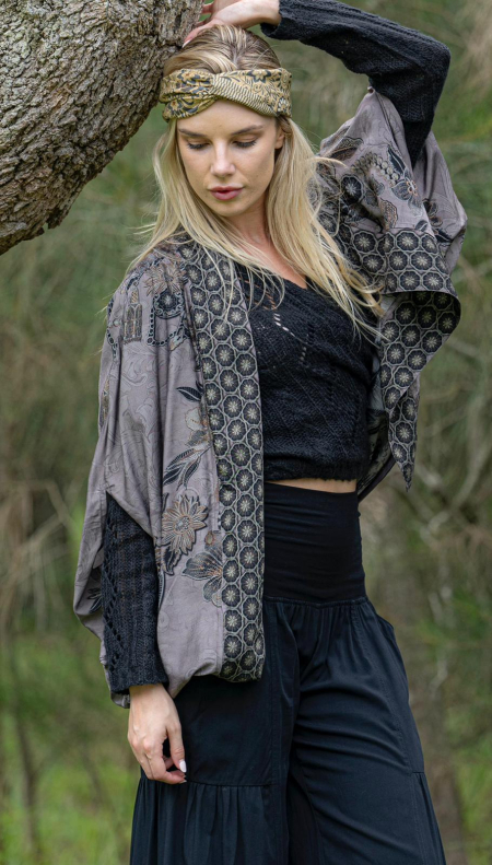 A stylish bohemian collar cape made from luxurious viscose fabric. Perfect for layering and adding a touch of elegance to any outfit.